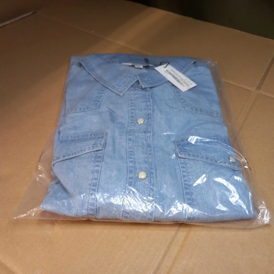 PACKAGED DOROTHY PERKINS LIGHT WASH DOUBLE POCKET DENIM SHIRT - SIZE 20