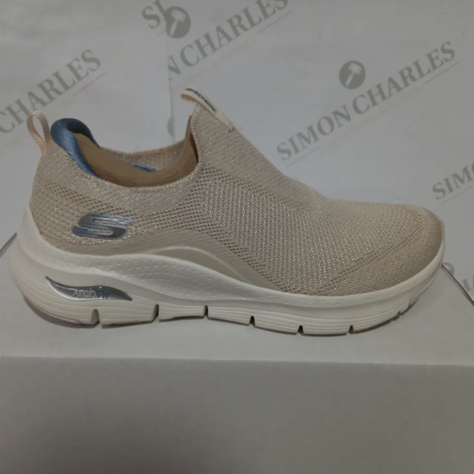 BOXED PAIR OF SKECHERS OFF WHITE TRAINERS - SIZE 5.5