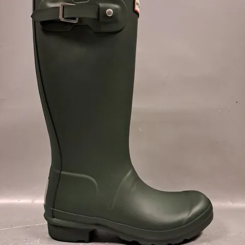 BOXED PAIR OF HUNTER WELLINGTON BOOTS IN GREEN UK SIZE 3