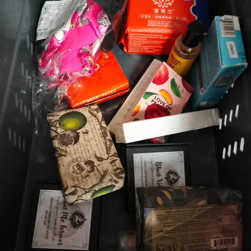 APPROXIMATEY 20 ASSORTED HEALTH AND BEAUTY PRODUCTS TO INCLUDE - RITUALS HAND CARE KIT - KERASTASE NIGHT SERUM - CHILD'S FARM BABY SHAMPOO & WASH - ETC