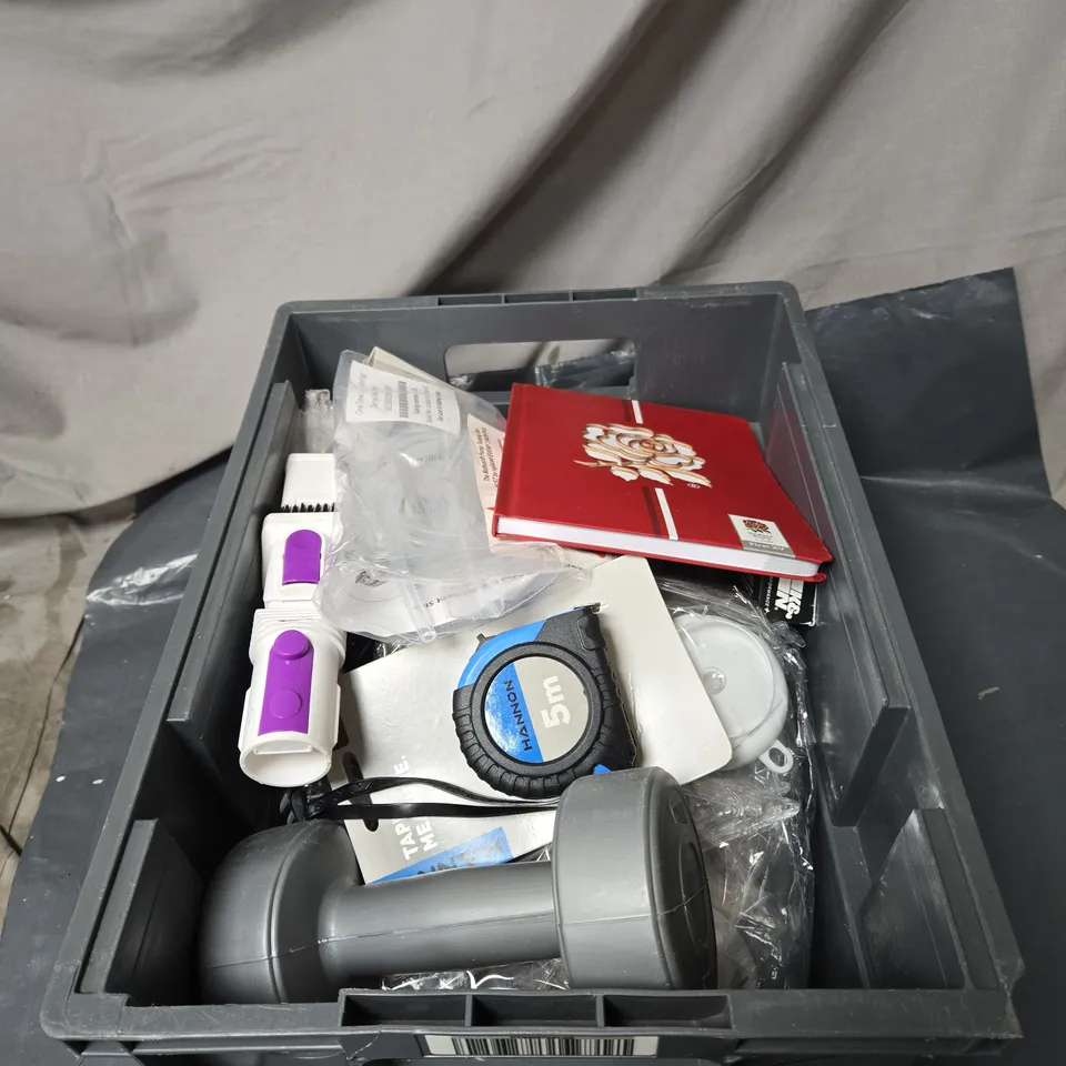 APPROXIMATELY 15 ASSORTED ITEMS TO INCLUDE ENGLAND RUGBY NOTE PAD, 1.1KG DUMBBELL, SEALING GREASE, TAPE MEASURE ETC