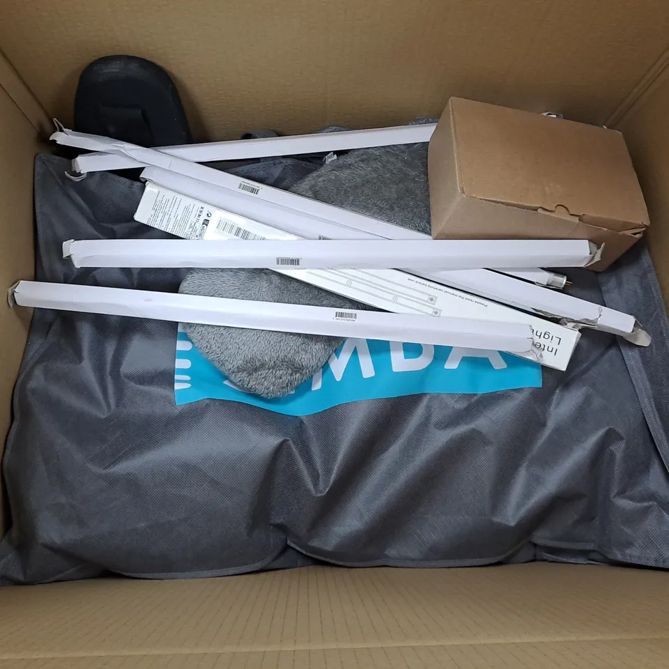 GROUP OF ASSORTED HOUSEHOLD ITEMS TOO INCLUDE DOG ACCESSORIES AND DECORATIVE ITEMS 