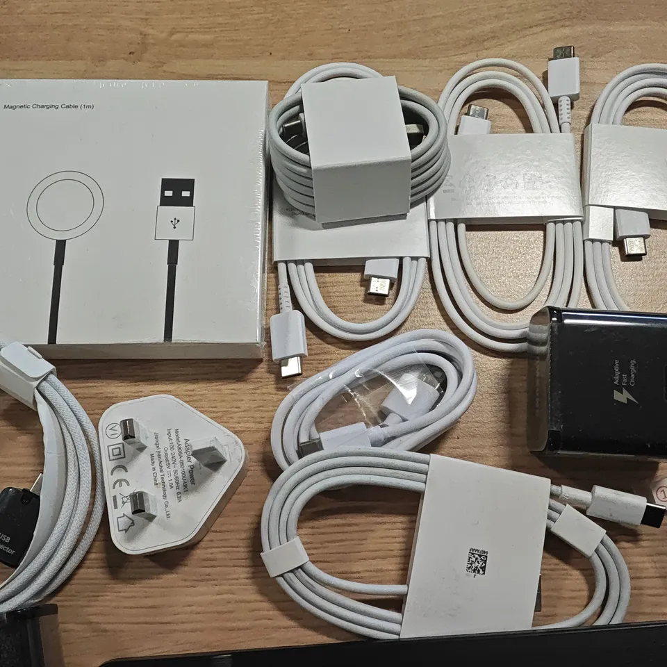 LOT OF ASSORTED TECH ACCESSORIES TO INCLUDE CHARGE CABLES, DETACHABLE KEYBOARD AND POWER ADAPTERS 
