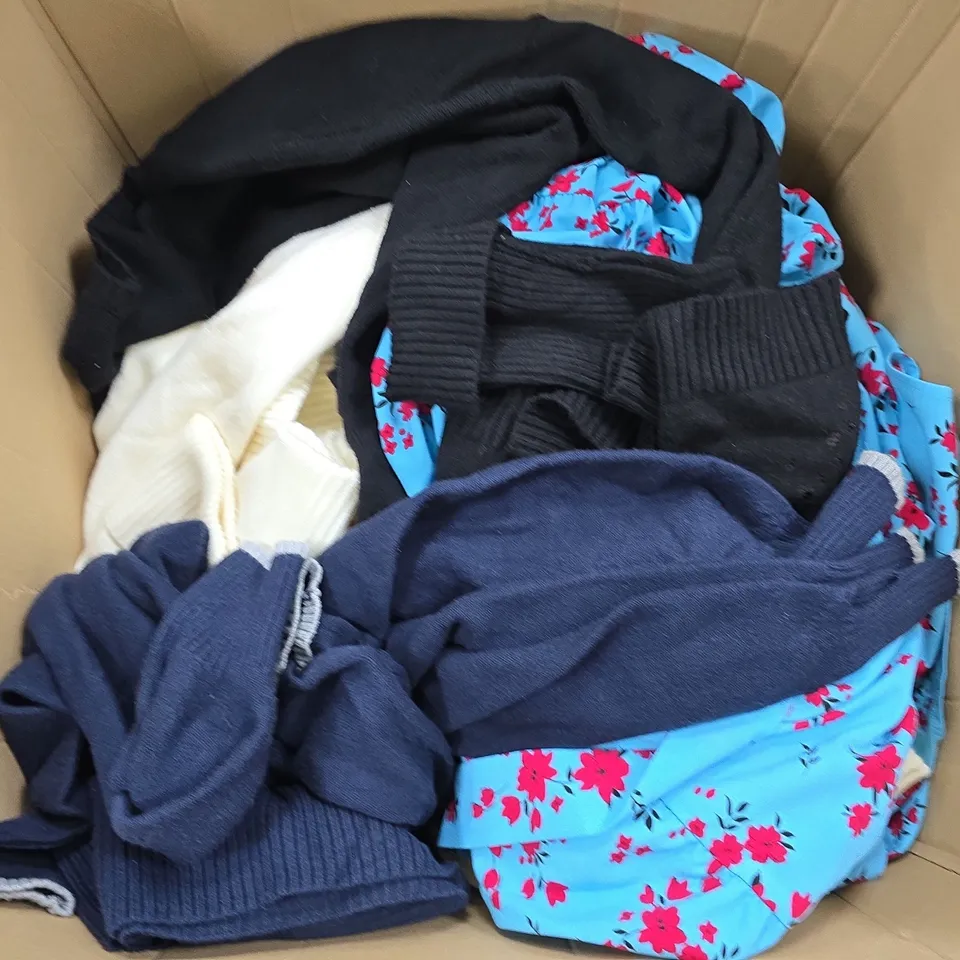 APPROXIMATELY 20 ASSORTED CLOTHING ITEMS IN VARIOUS COLOURS, STYLES AND SIZES