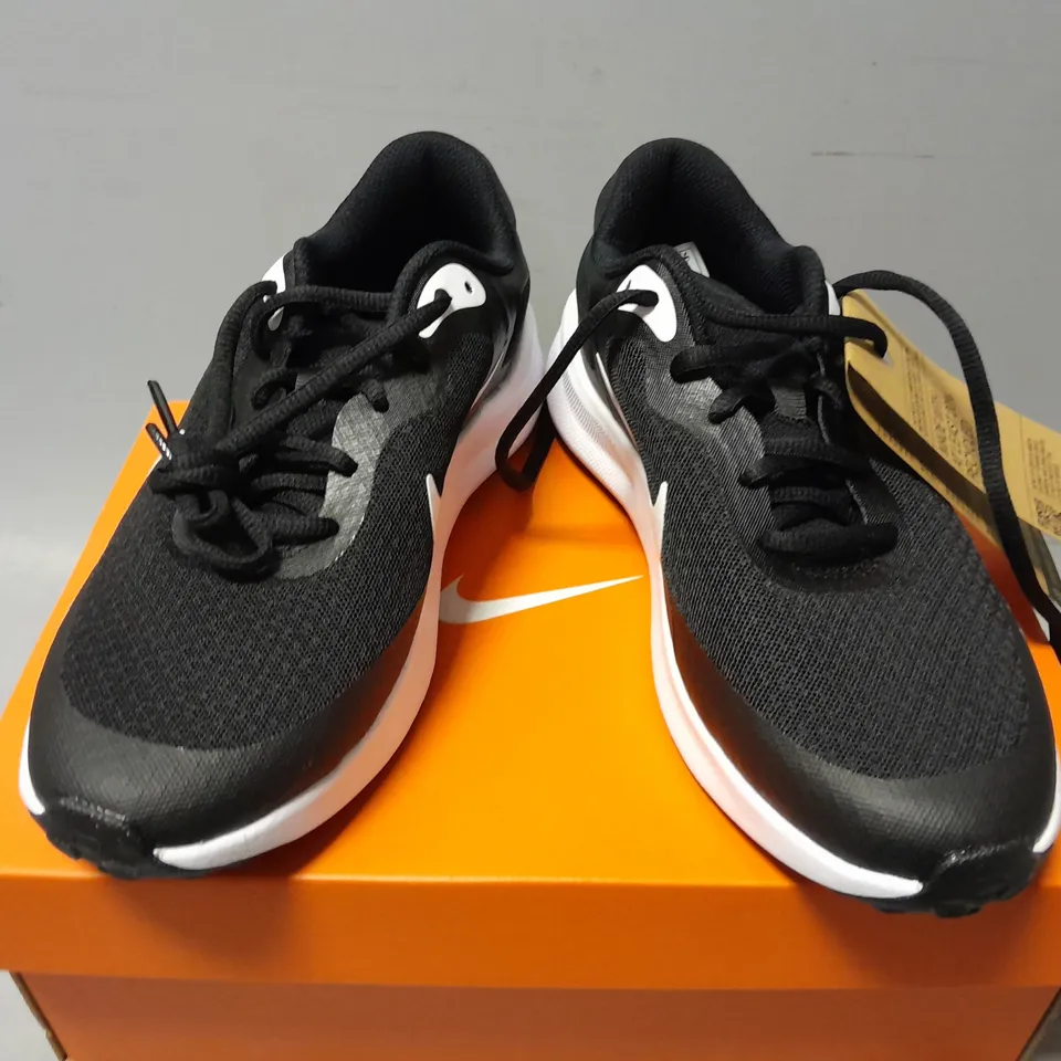 BOXED PAIR OF NIKE KIDS' REVOLUTION 7 RUNNING SHOES IN BLACK/WHITE - UK 5.5