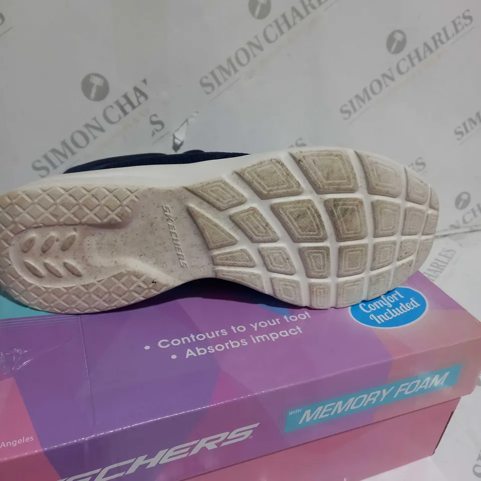 BOXED PAIR OF SKECHERS MEMORY FOAM MESH TRAINERS IN NAVY SIZE 6