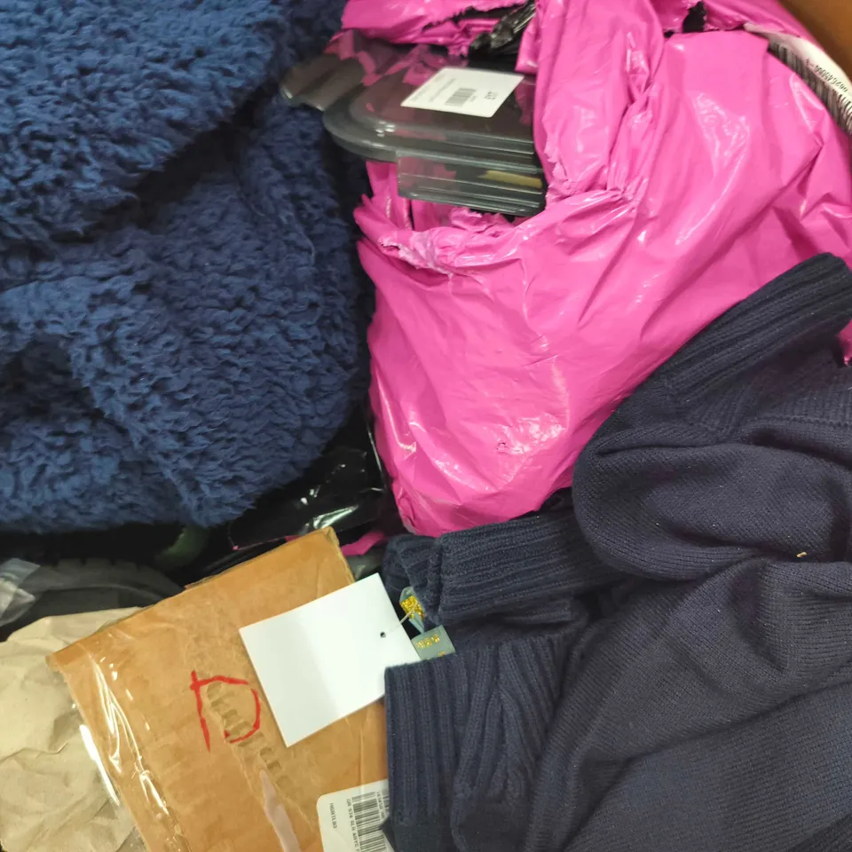 BOX OF APPROXIMATELY 10 ASSORTED HOUSEHOLD ITEMS TO INCLUDE GARDEN HOSE, ETC - COLLECTION ONLY