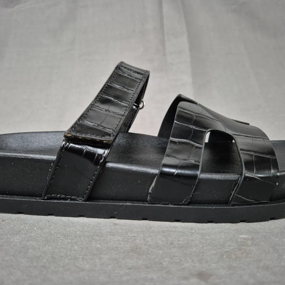 BOXED PAIR OF UNBRANDED OPEN TOE SANDALS IN BLACK CROC UK SIZE 5