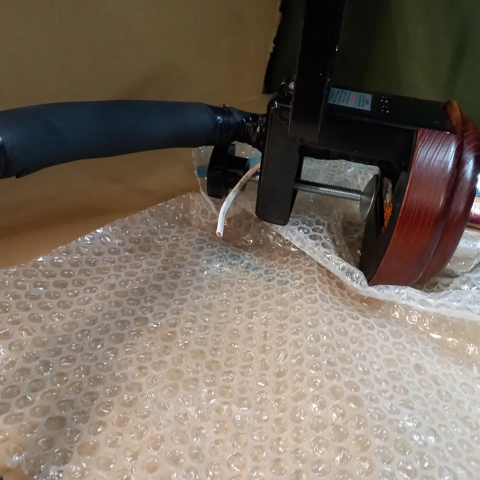 DRAUGHT BEER/LARGER SILVER/WOOD PUMP