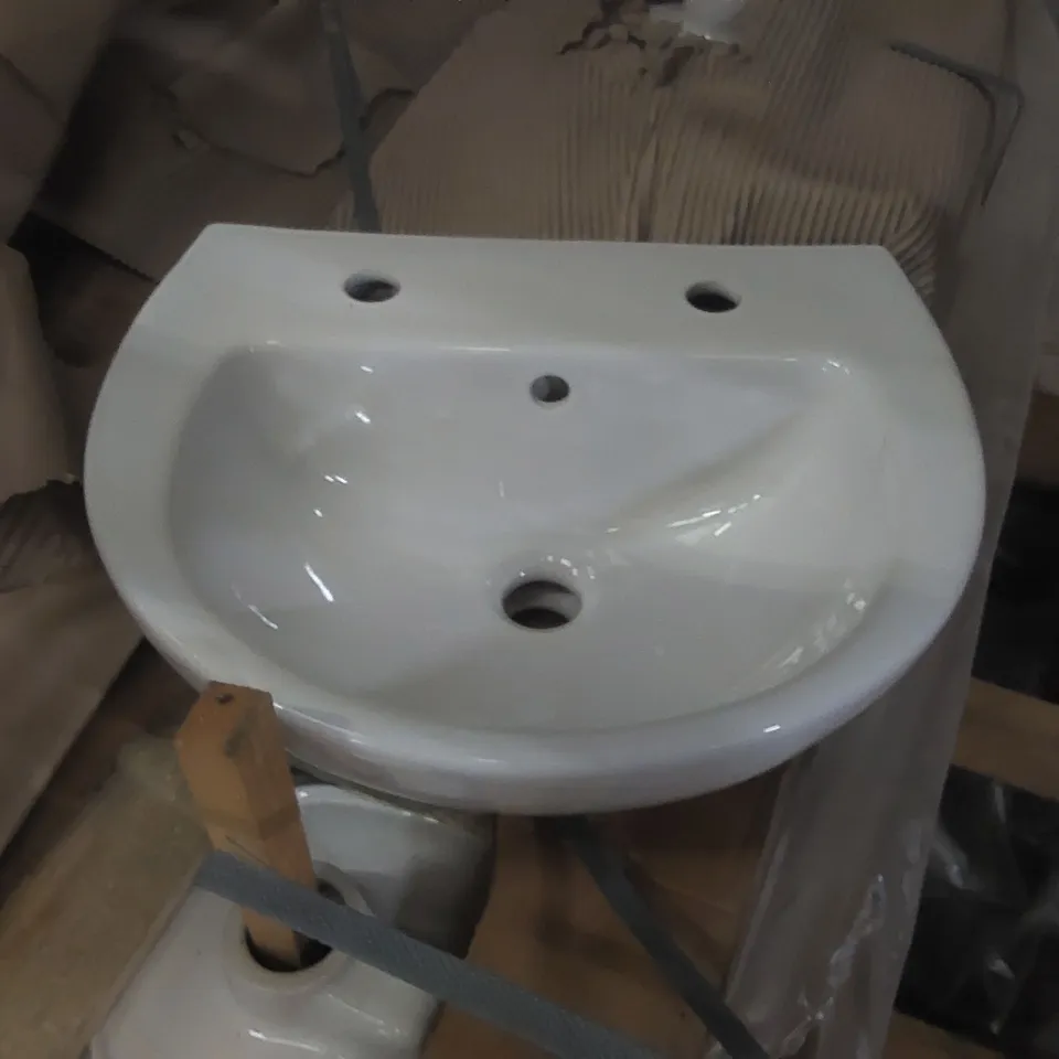 PALLET CONTAINING A LARGE QUANTITY OF LECICO BATHROOM SINKS