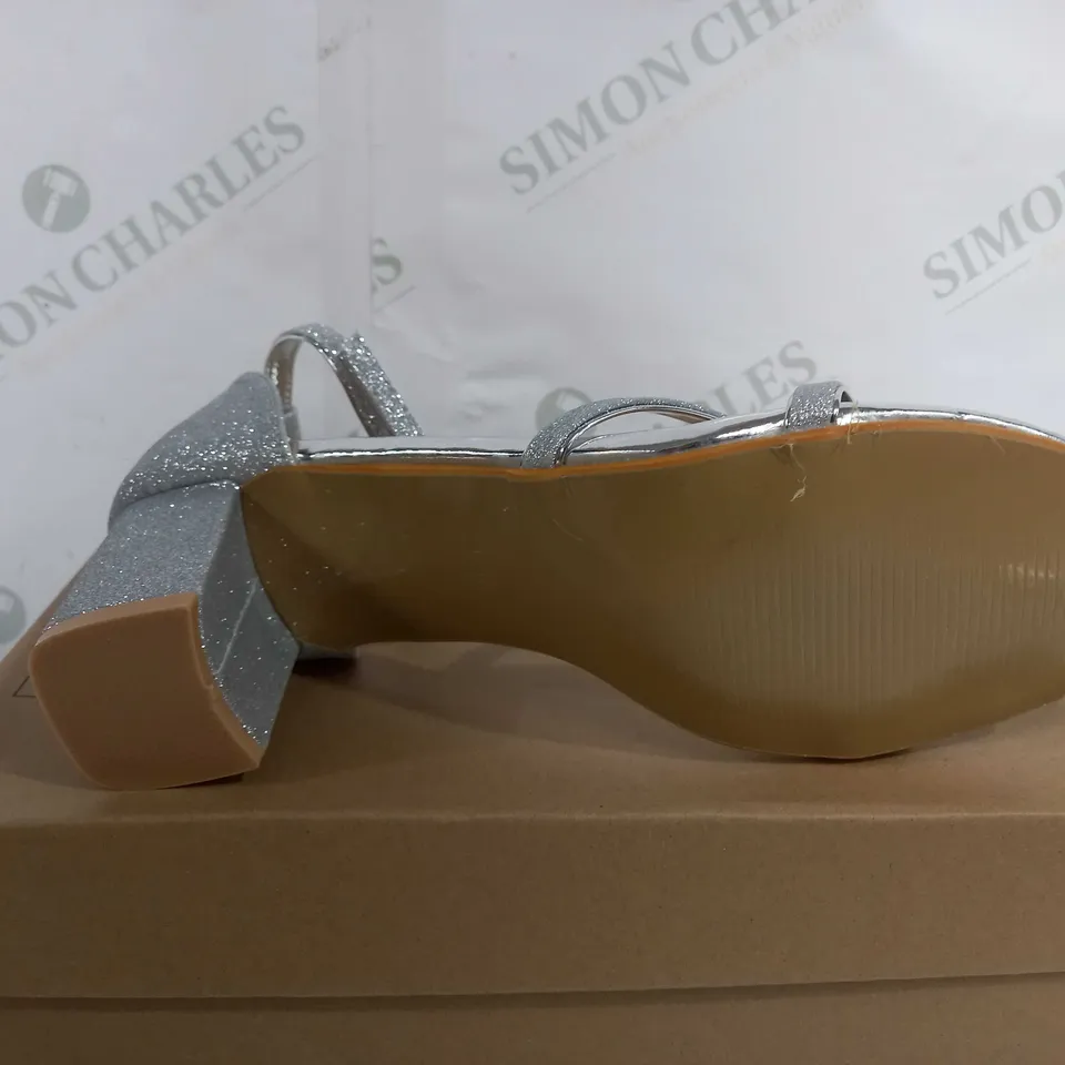 BOXED PAIR OF DESIGNER OPEN TOE BLOCK HEELED STRAP UP SHOES - SILVER SPARKLE - EU 39