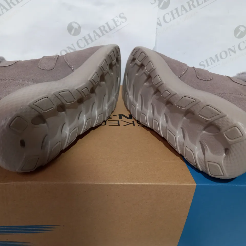 BOXED PAIR OF SKECHERS TAUPE WINTER BOOT  - SIZE 7
