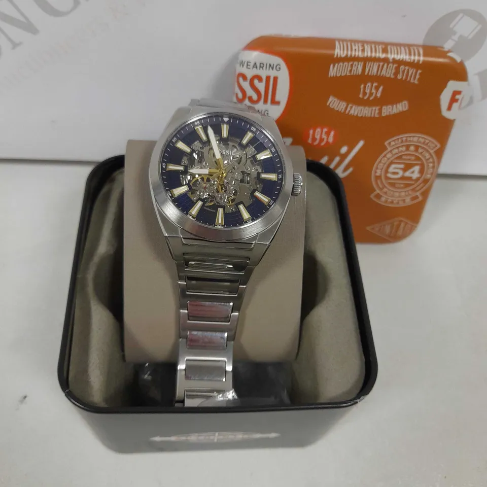 BOXED FOSSIL EVERETT SILVER STAINLESS STEEL WRIST WATCH