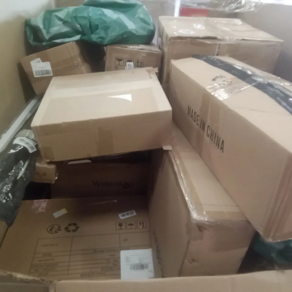 PALLET OF ASSORTED ITEMS INCLUDING MEDOKARE STOOL, GRUNTEK OSCILLATING SPRINKLER, STOREMIC TOILET SEAT, AIR COOLER, AIR FRYER, ROLLER BLINDS