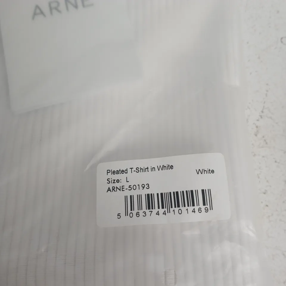 ARNE PLEATED T-SHIRT IN WHITE – SIZE L