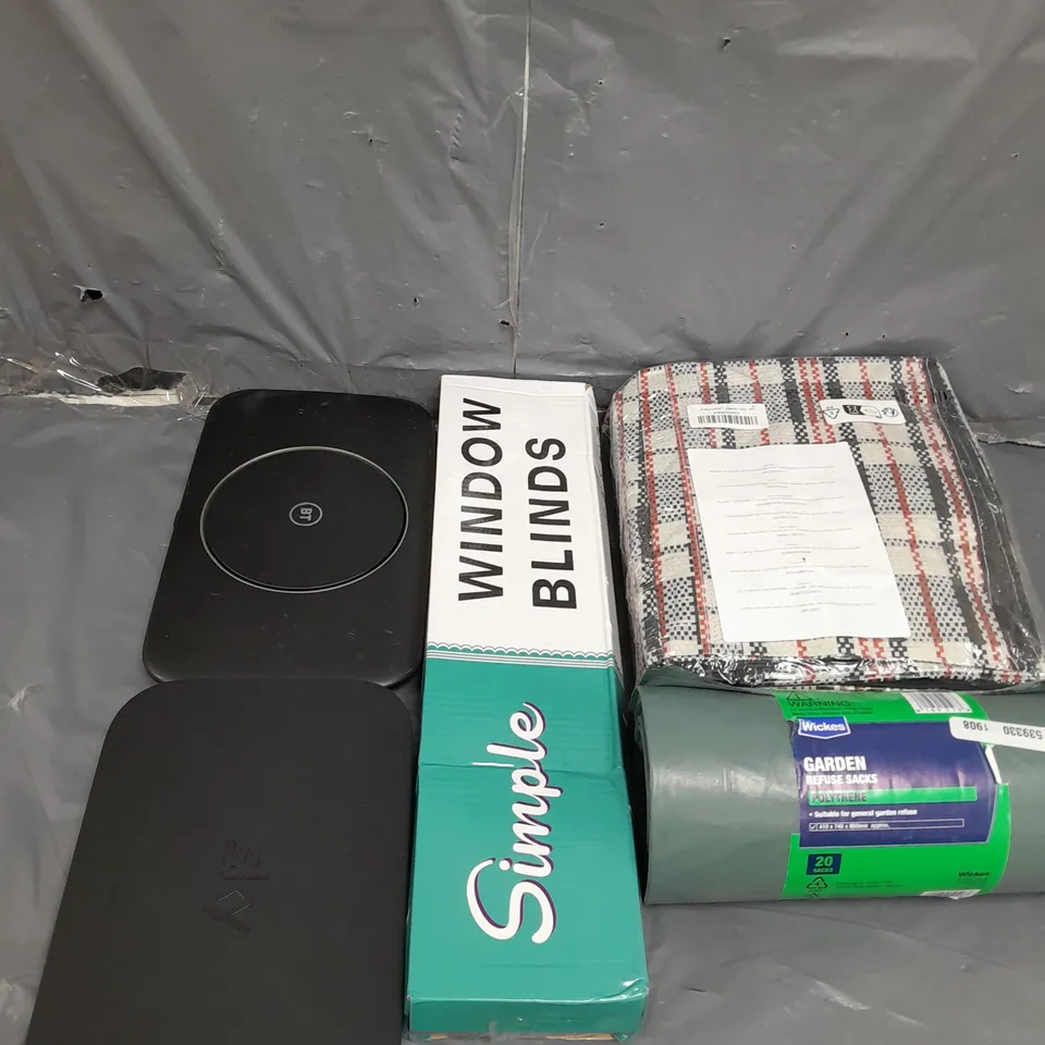 APROXIMATELY 15 ASSORTED HOUSEHOLD ITEMS TO INCLUDE BEDDING , WINDOW BLINDS EFFUSE SACKS , ETC