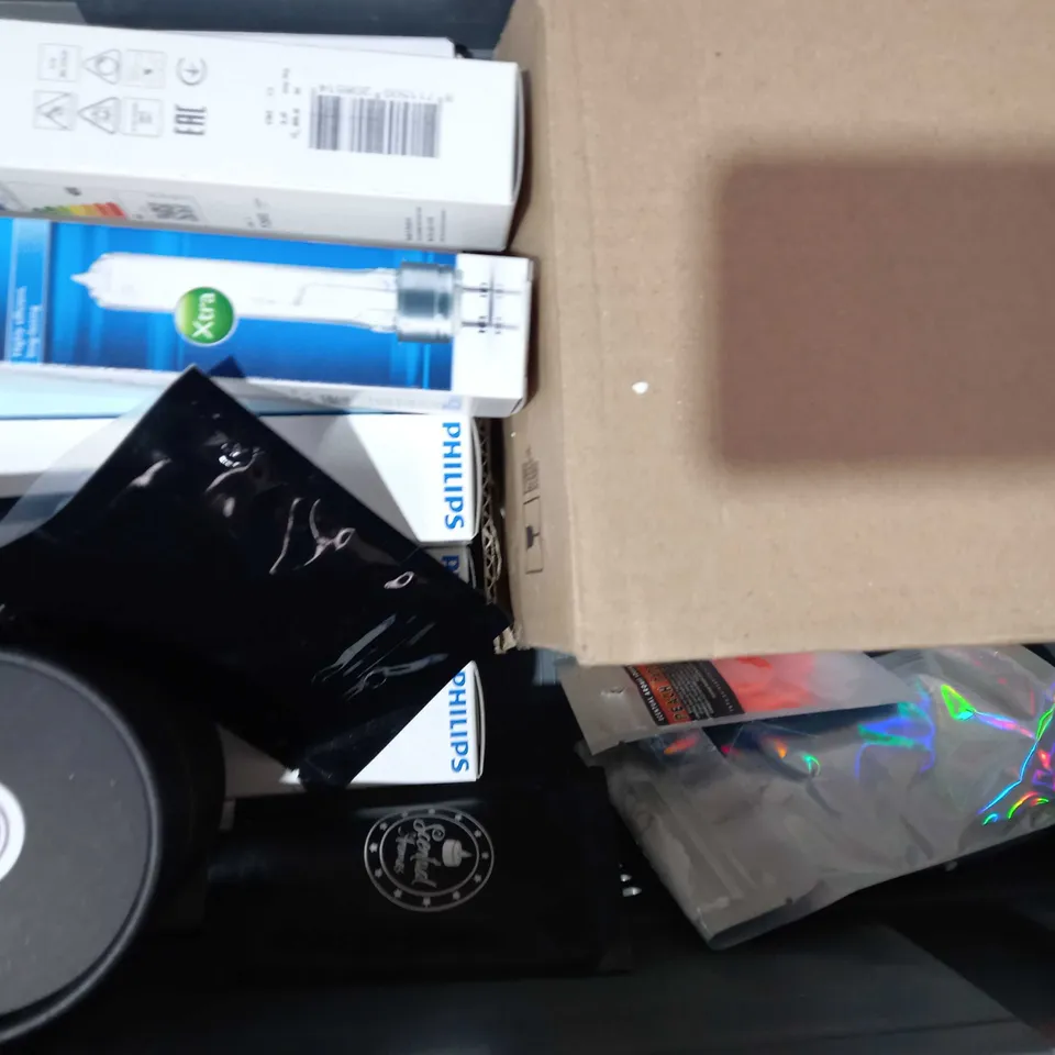 LOT OF APPROXIMATELY 10 ASSORTED HOUSEHOLD ITEMS TO INCLUDE ICE QUEEN WAX MELTS, PHILIPS MASTER COSMO WHITE LONG LASTING BULB, TOILET FIZZ CLEANING POWDER, ETC