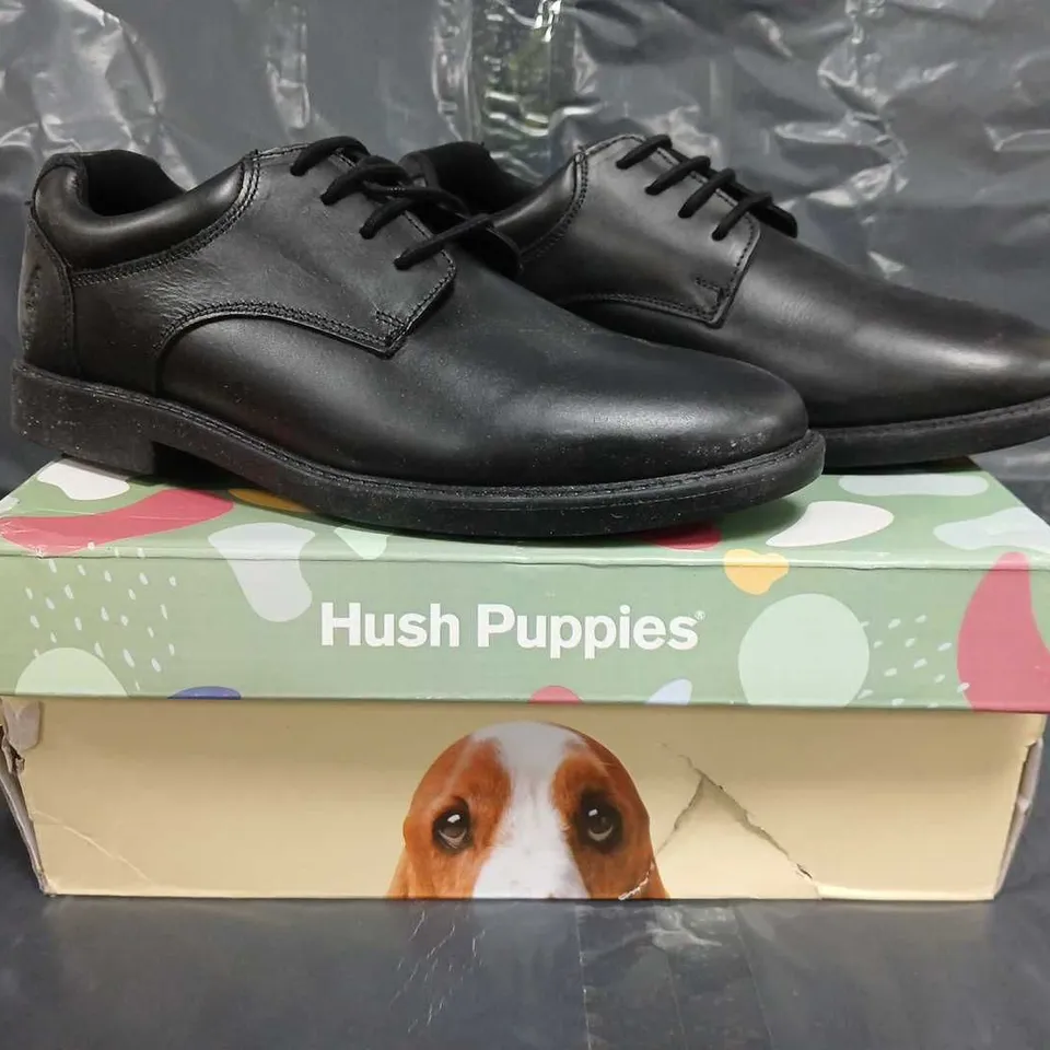 BOXED PAIR OF HUSH PUPPIES LACE UP SHOES IN BLACK SIZE 6