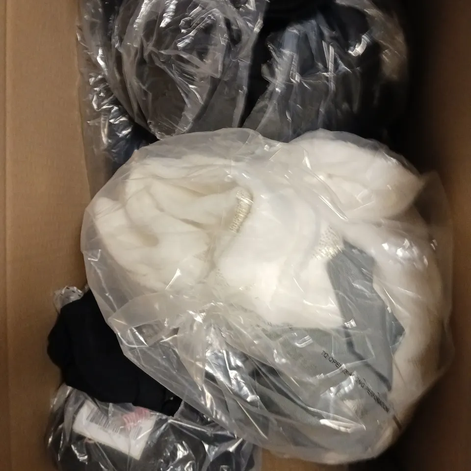 APPROXIMATELY 10 ASSORTED CLOTHING ITEMS TO INCLUDE DENIM JACKET, JUMPERS, BAMBOO SLEEP SET ETC 