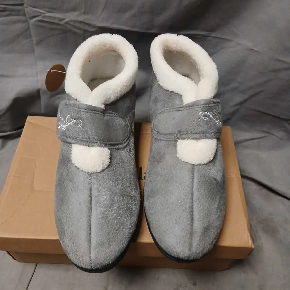 BERNIE GREY SLIPPERS WITH FAUX FUR LINING, UK SIZE 7