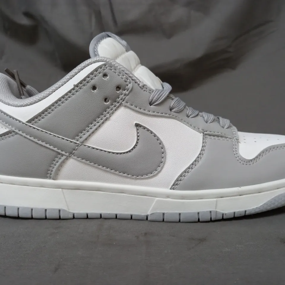 BOXED PAIR OF NIKE SHOES IN GREY/WHITE UK SIZE 7