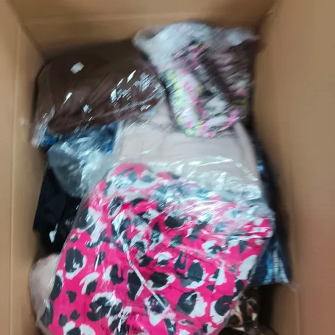 APPROXIMATELY 20 ASSORTED WOMENS CLOTHING ITEMS IN VARIOUS SIZES & STYLES