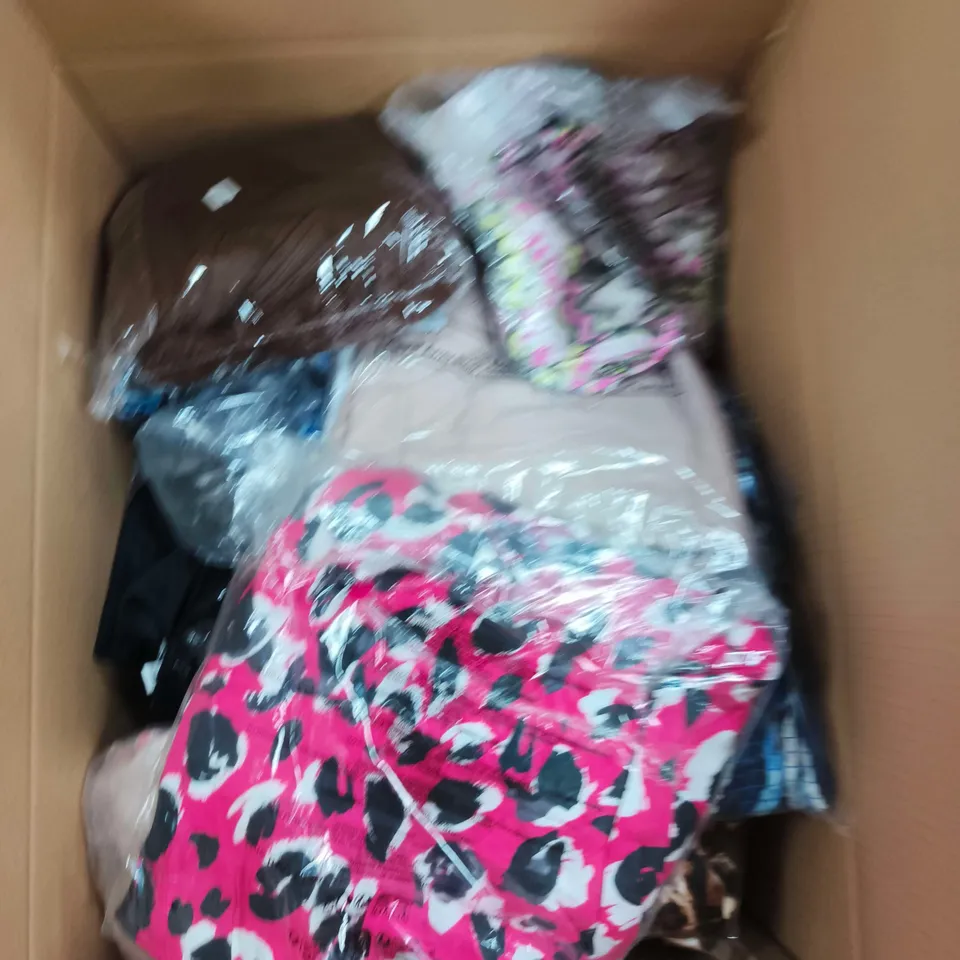 APPROXIMATELY 20 ASSORTED WOMENS CLOTHING ITEMS IN VARIOUS SIZES & STYLES