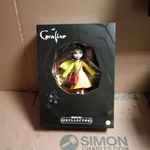 LAIKA CORALINE FIGURE – YELLOW RAINCOAT DOLL IN WINDOW BOX MONSTER HIGH SKULL COLLECTOR