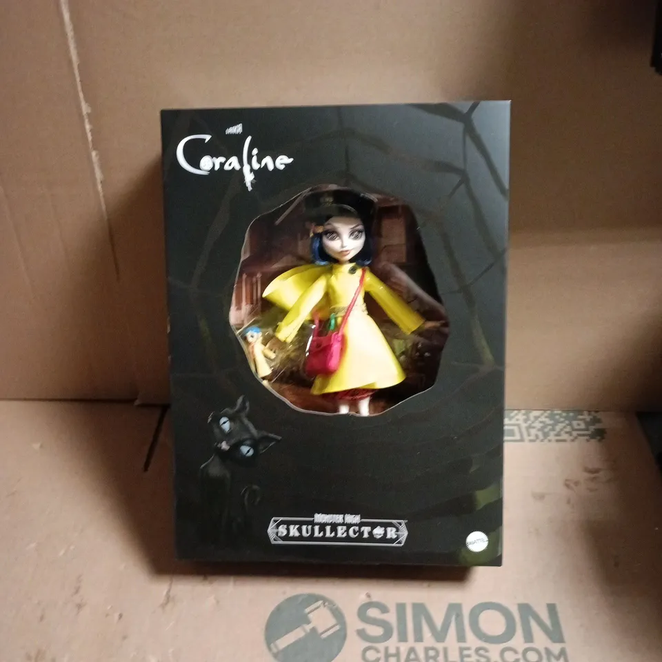LAIKA CORALINE FIGURE – YELLOW RAINCOAT DOLL IN WINDOW BOX MONSTER HIGH SKULL COLLECTOR