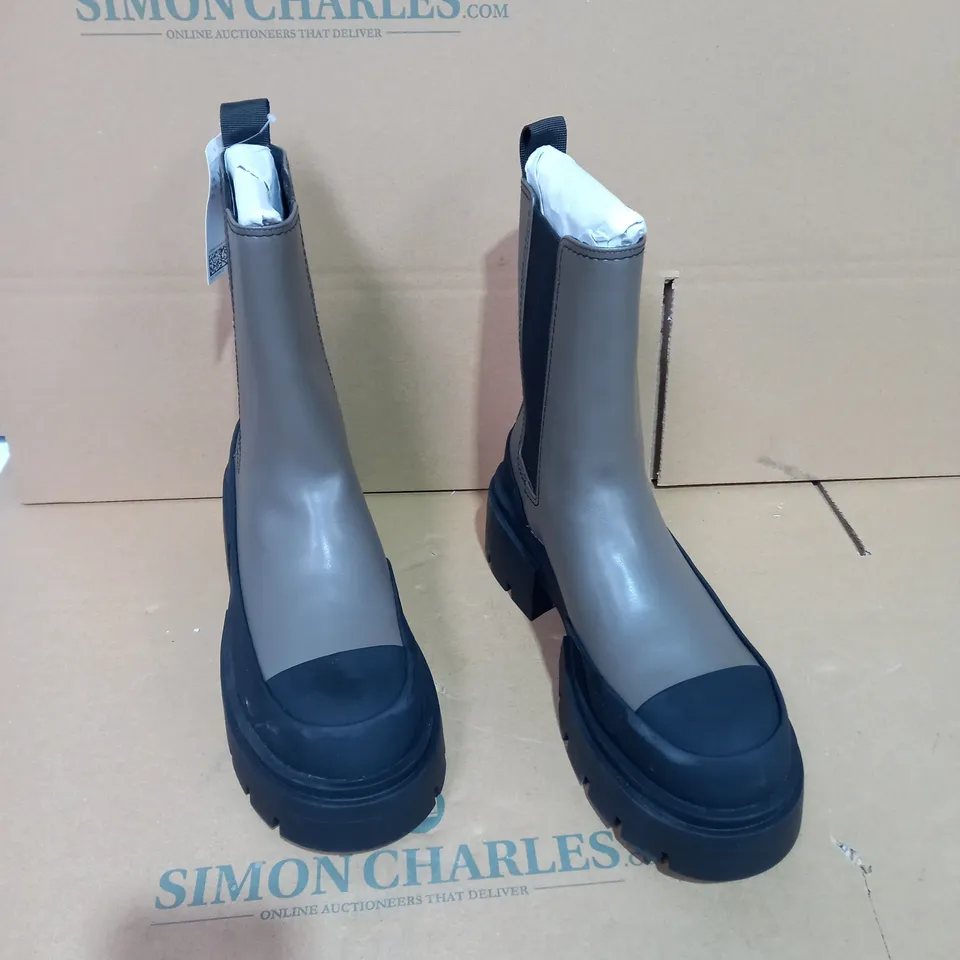 PAIR OF SIZE 42 H+M BOOTS 