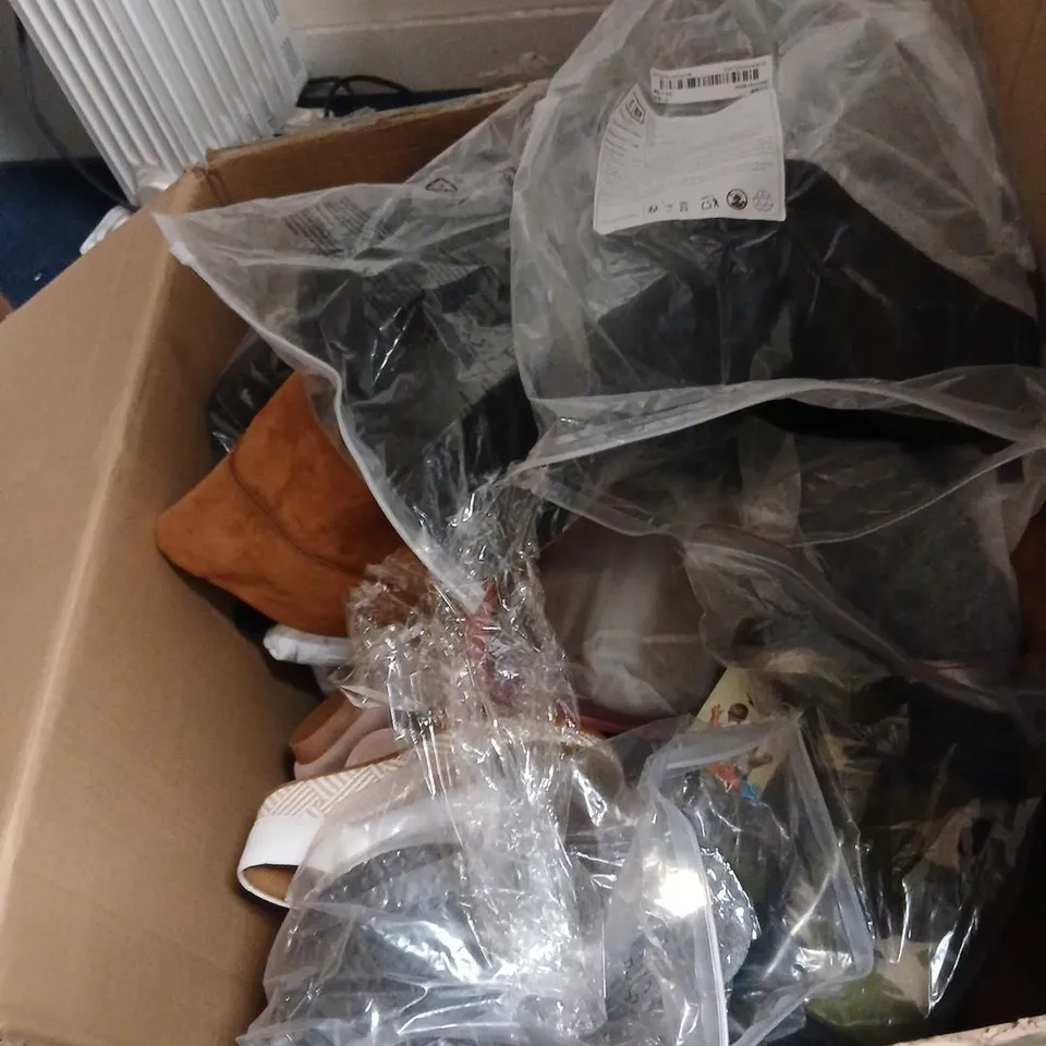 LARGE QUANTITY OF ASSORTED DESIGNER SHOES AND FOOTWEAR