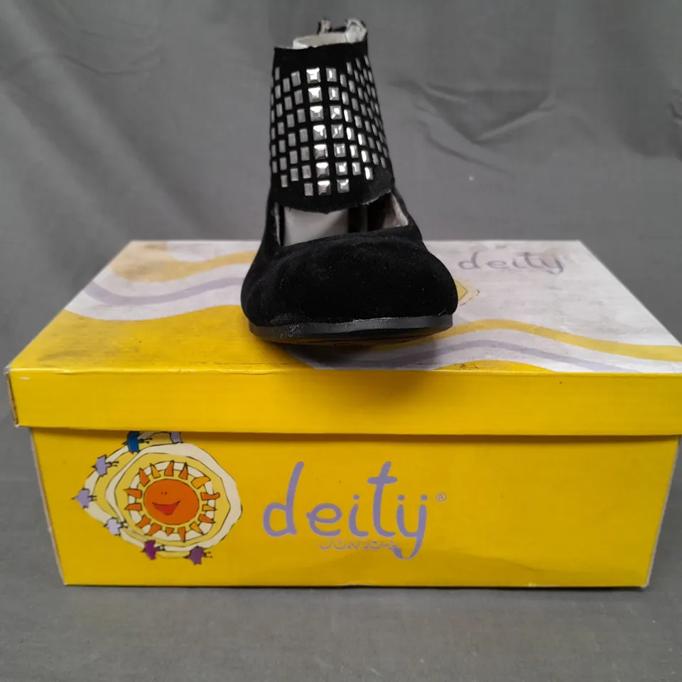 BOXED PAIR OF DEITY JUNIOR SHOES IN BLACK EU SIZE 31