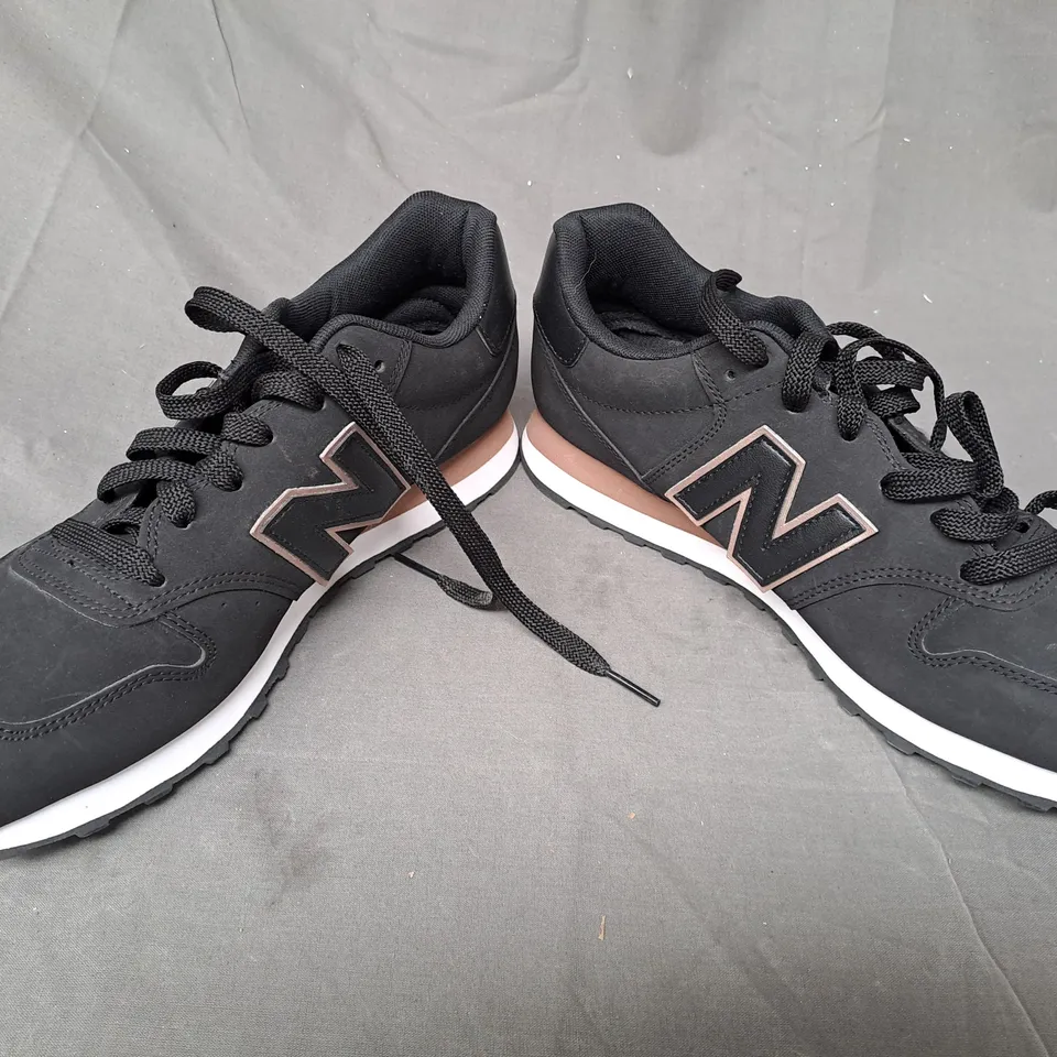 PAIR OF NEW BALANCE 500 TRAINERS IN BLACK/TAN UK SIZE 8.5