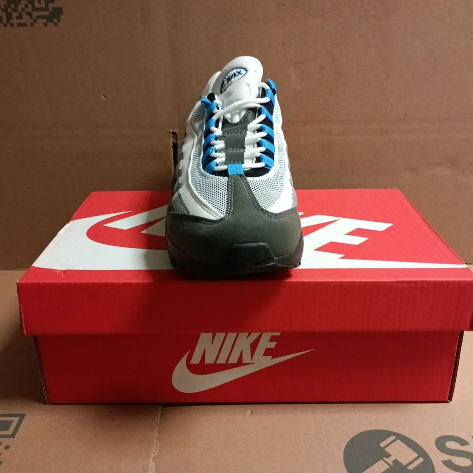 BOXED PAIR OF NIKE AIR MAX TRAINERS IN WHITE/GREY/BLUE SIZE UK 7