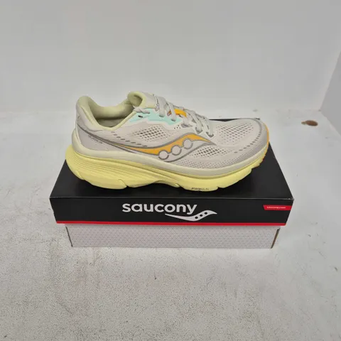 BOXED PAIR OF SAUCONY GUIDE 19 TRAINERS IN GREY/YELLOW - UK 7