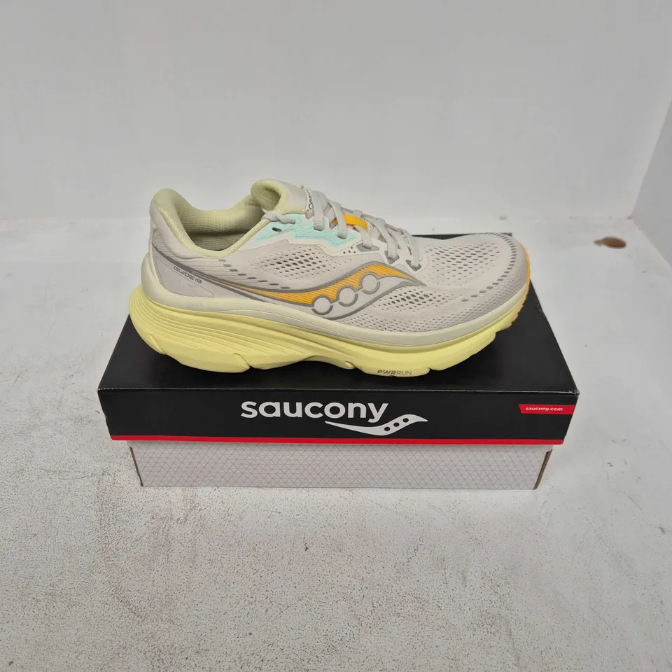 BOXED PAIR OF SAUCONY GUIDE 19 TRAINERS IN GREY/YELLOW - UK 7