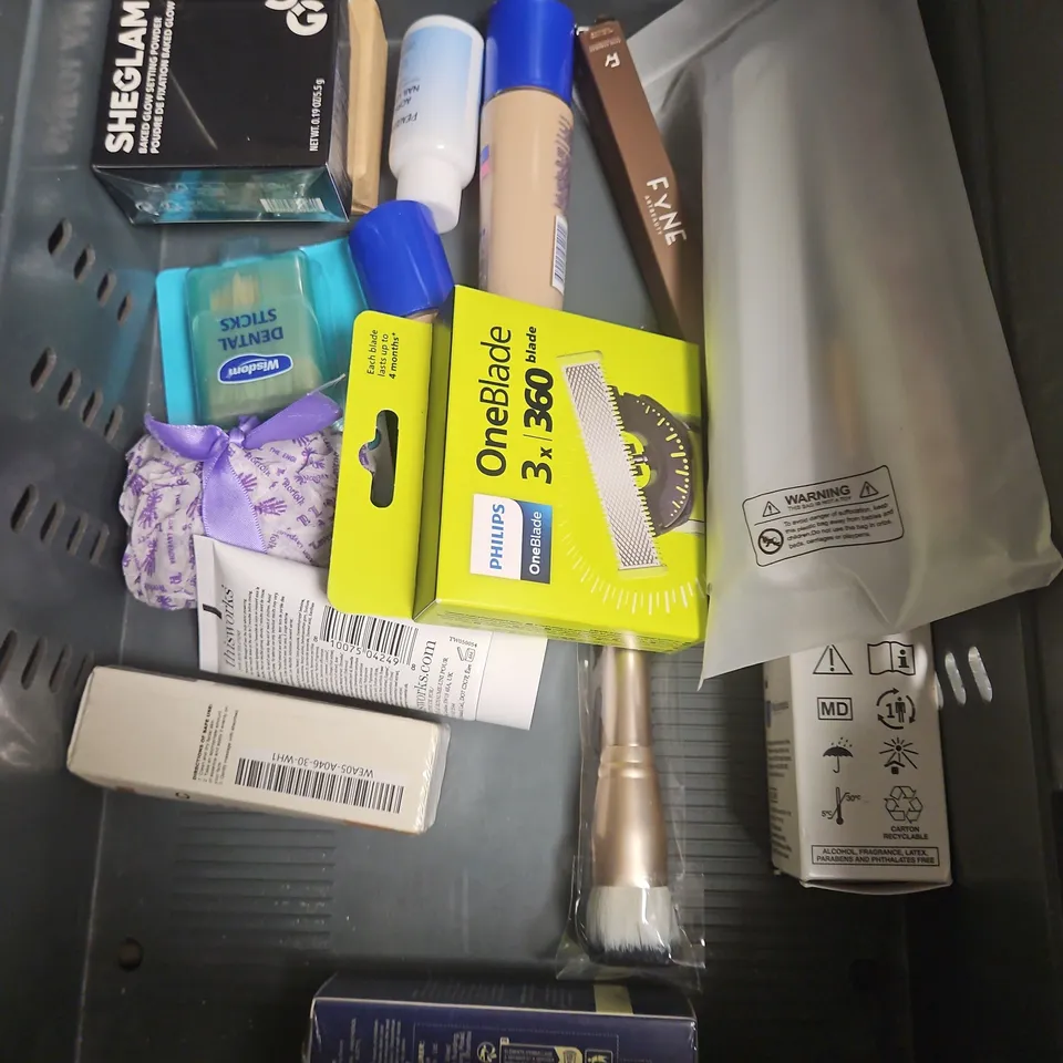 APPROXIMATEY 20 ASSORTED HEALTH AND BEAUTY PRODUCTS TO INCLUDE - L'OREAL ELVIVE SHAMPOO - AVEENO BODY LOTION - TROPIC DEODORANT - ETC