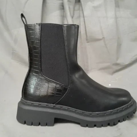 BOXED PAIR OF SCHUH CHELSEA BOOTS IN BLACK UK SIZE 6