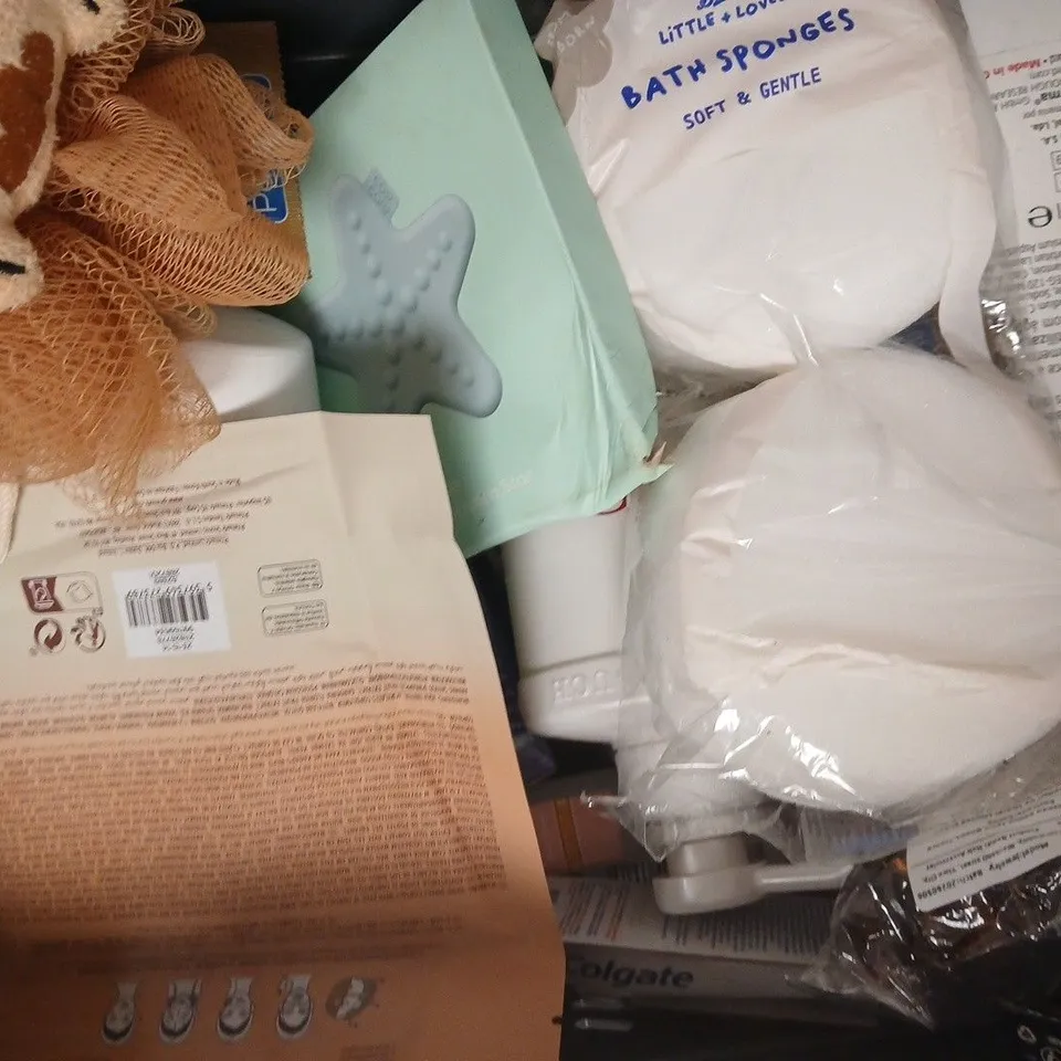 APPROXIMATELY 10 ASSORTED COSMETIC ITEMS INCLUDING VARIOUS MAKES AND BRANDS - COLLECTION ONLY