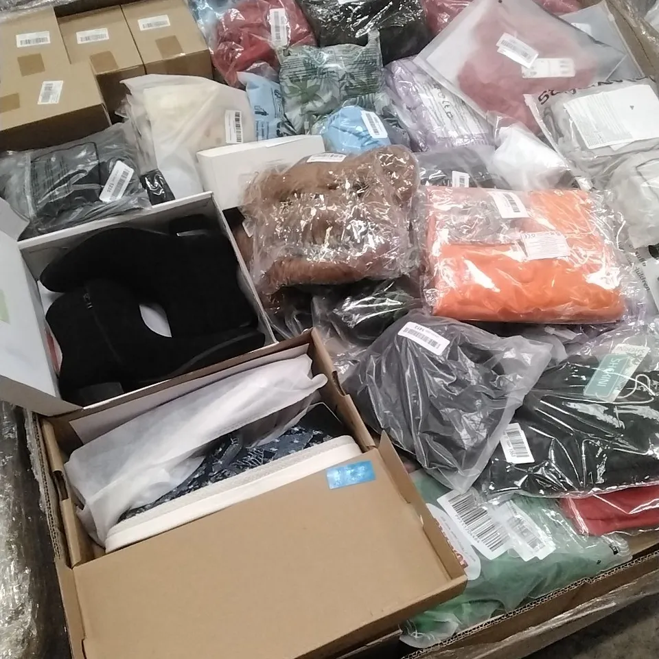 PALLET TO CONTAIN A LARGE QUANTITY OF; WOMEN'S AND MEN'S FASHION FOOTWEAR, SWIMWEAR AND ACCESSORIES ETC