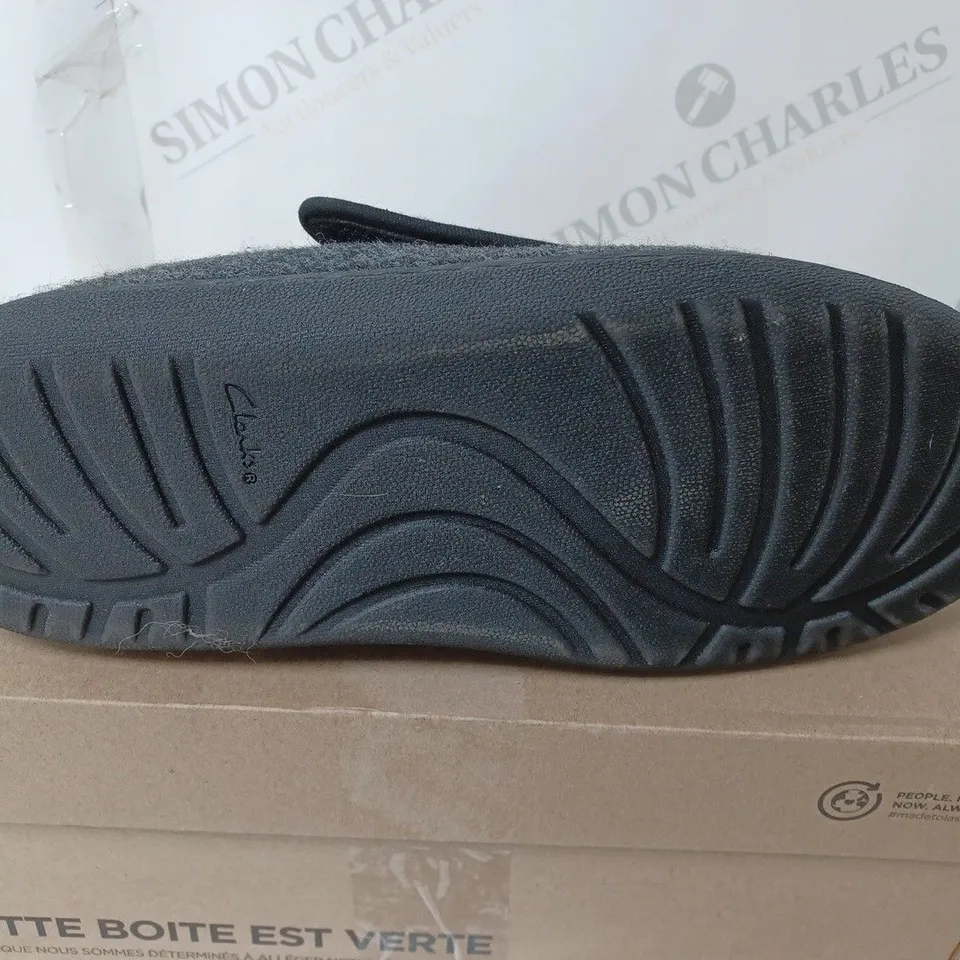BOXED CLARKS MEN KING SLIPPER IN DARK GREY FELT - SIZE 10 MENS