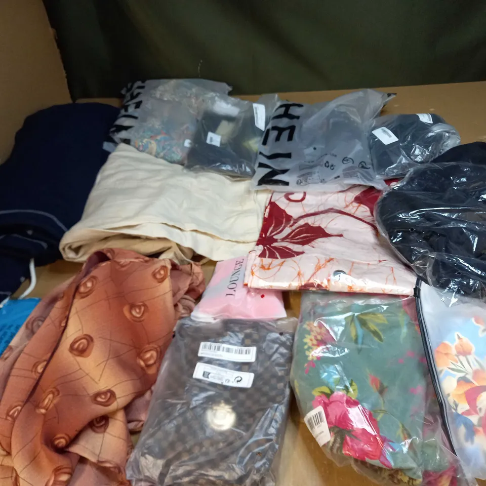 BOX OF APPROX 35 ASSORTED CLOTHING ITEMS TO INCLUDE - DRESSES, T-SHIRTS AND TROUSERS