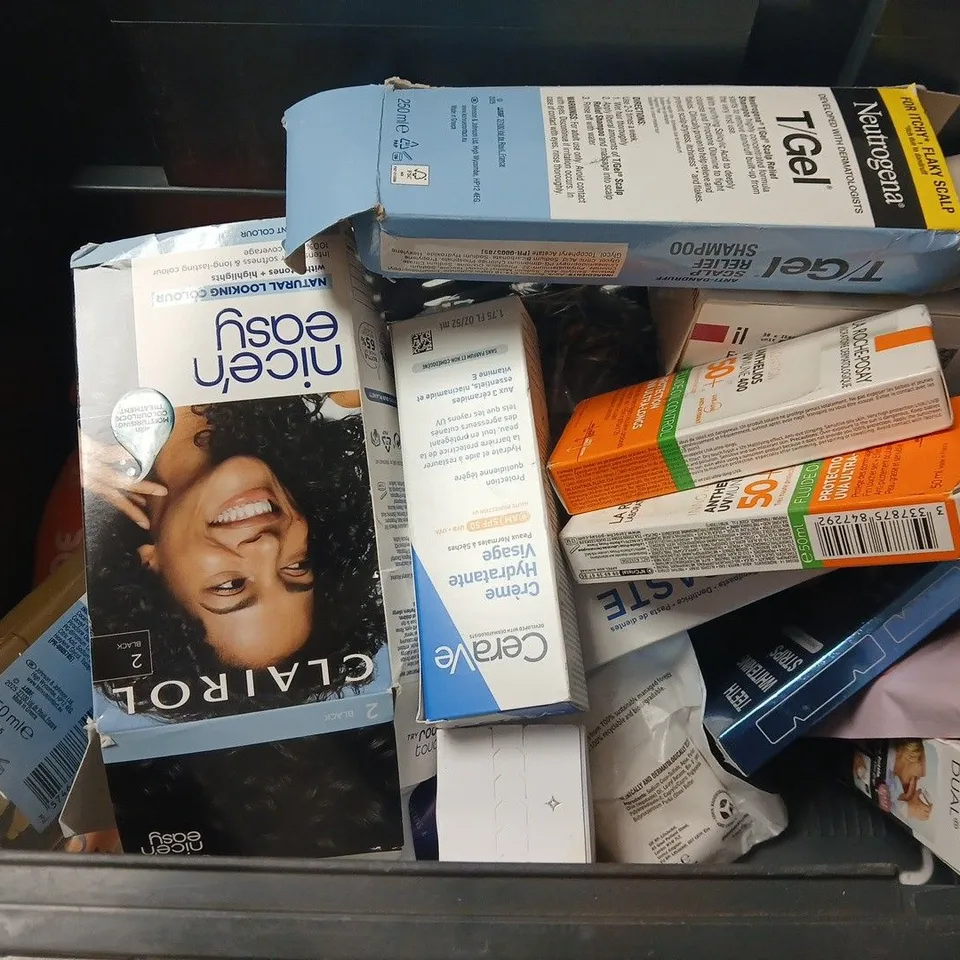 APPROXIMATELY 15 ASSORTED HEALTH & BEAUTY PRODUCTS TO INCLUDE TEETH WHITENING STRIPS, CERAVE MOISTURISING LOTION, NEUTROGENA SCALP RELIEF SHAMPOO, ETC - COLLECTION ONLY