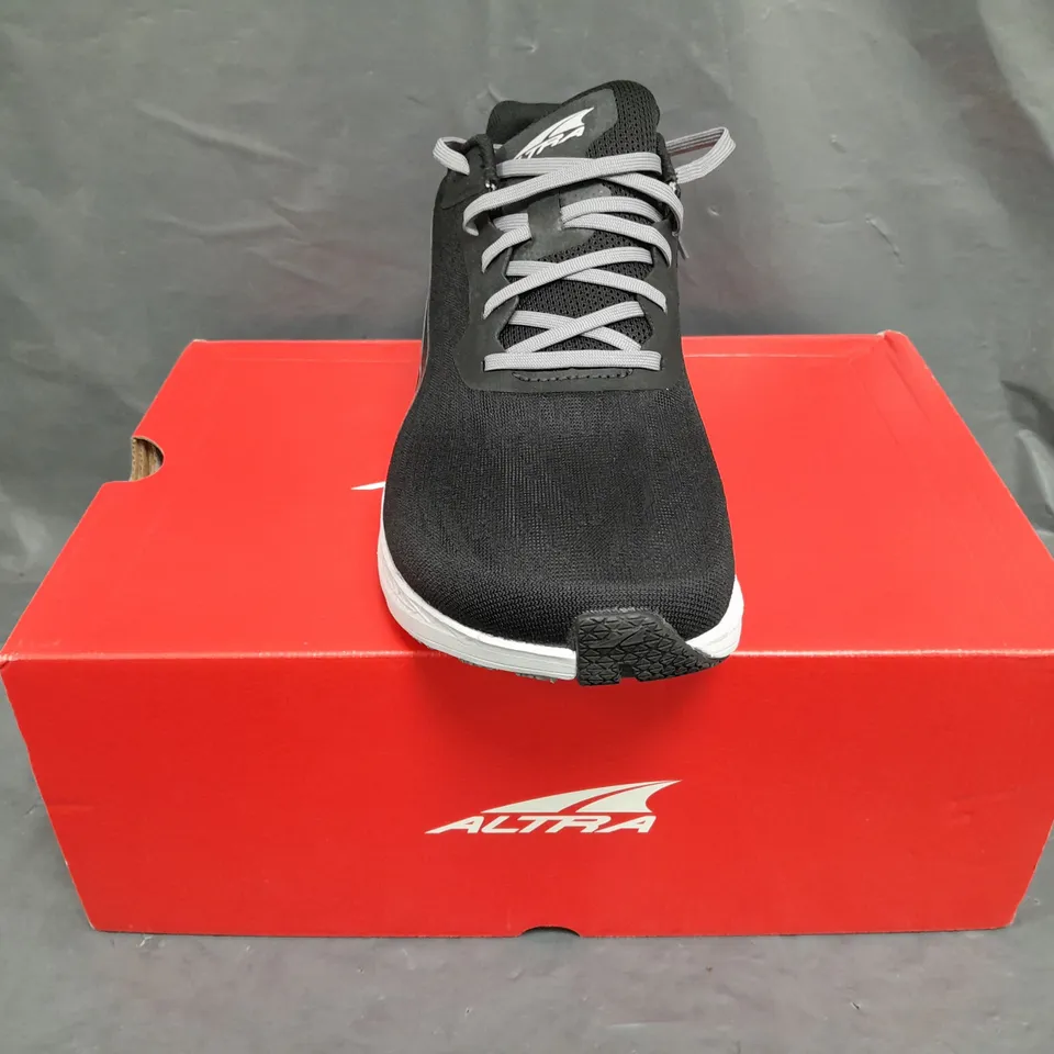 BOXED PAIR OF ALTRA MEN'S RIVERA TRAINERS IN BLACK SIZE UK 9.5