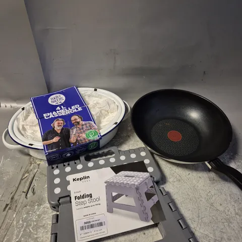 APPROXIMATELY 10 ASSORTED HOMEWARE PRODUCTS TO INCLUDE FRYING PAN, CASSEROLE DISH, FOLDING STEP STOOL ETC