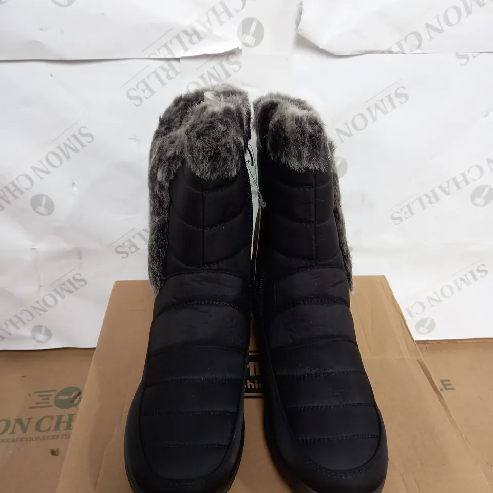 LADIES BLACK FAUX LEATHER BOOTS SIZE UNSPECIFIED