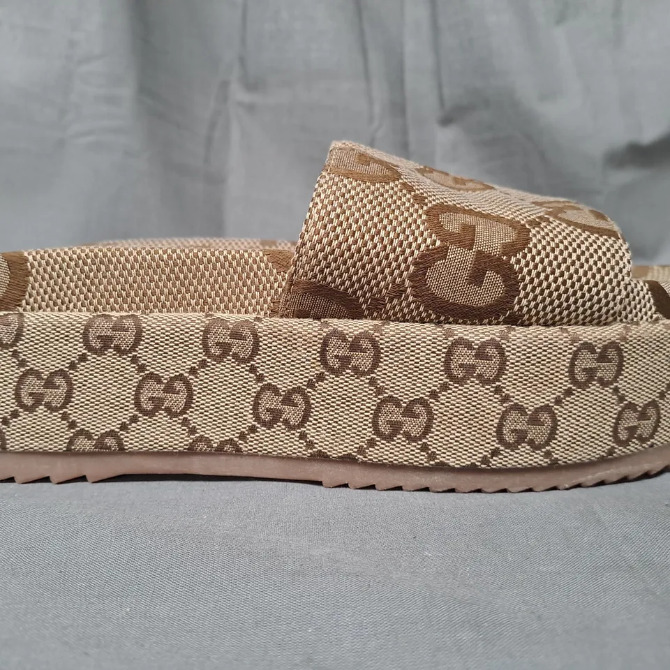 PAIR OF GUCCI PLATFORM SLIDERS EU SIZE 41