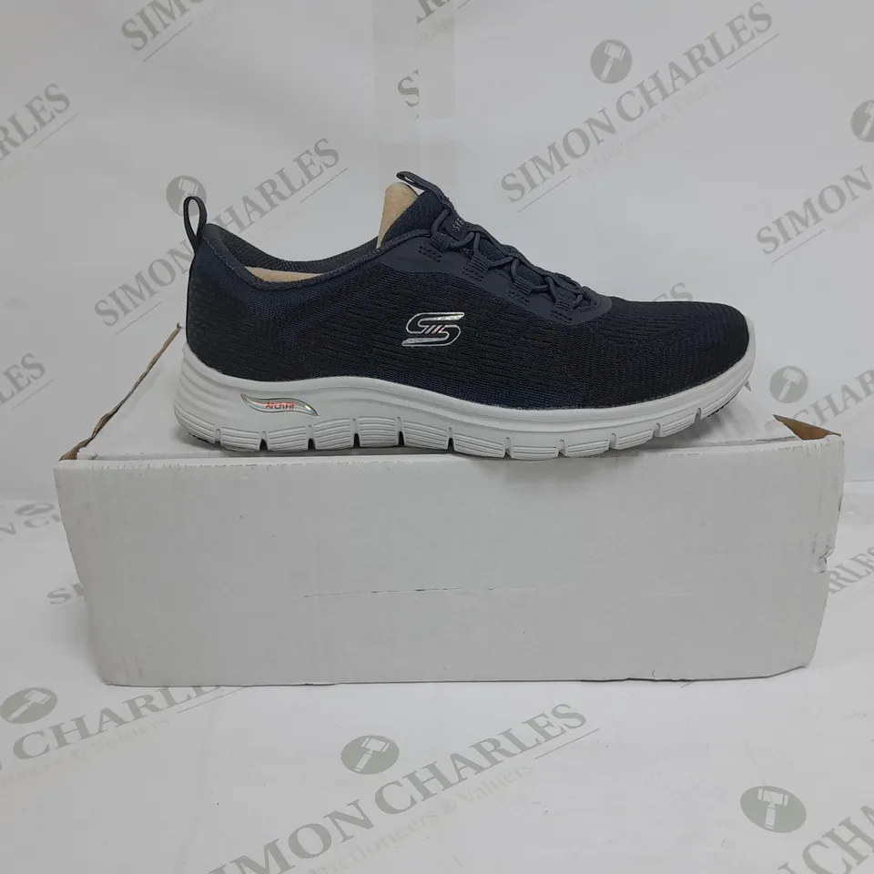 BOXED PAIR OF SKECHERS ARCH FIT VISTA BUNGEE TRAINERS IN NAVY SIZE 4