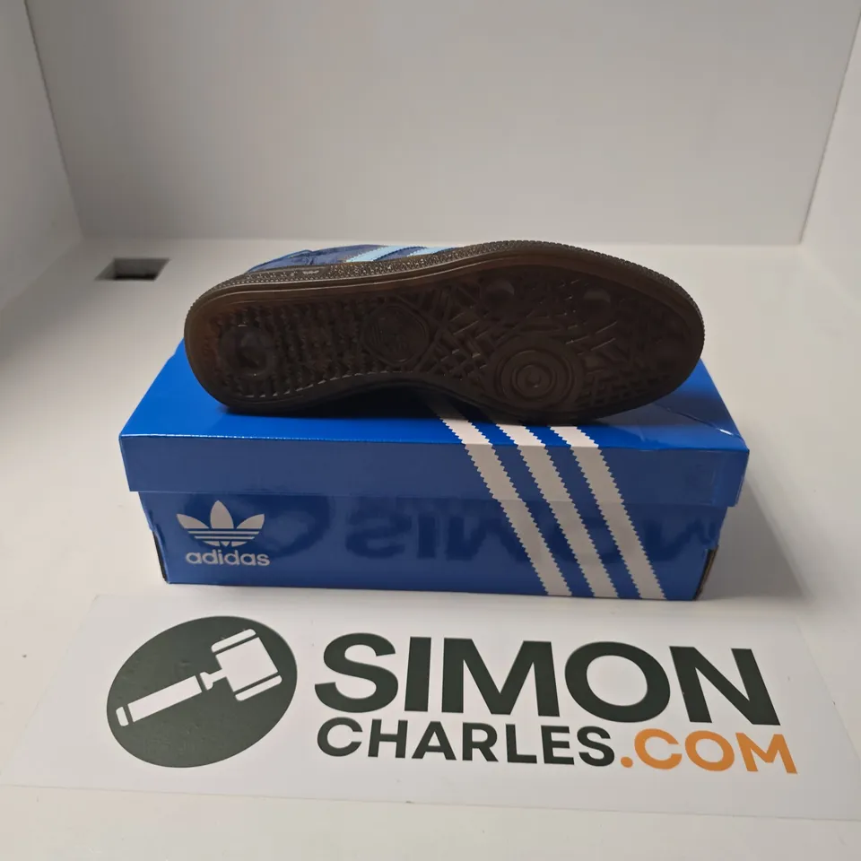 BOXED PAIR OF ADIDAS HANDBALL SPEZIAL TRAINERS IN NAVY - UK 5