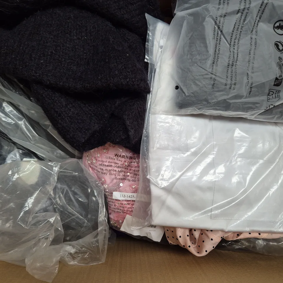 BOX OF APPROXIMATELY 25 ASSORTED CLOTHING AND FASHION PRODUCTS IN VARIOUS STYLES AND SIZES - COLLECTION ONLY